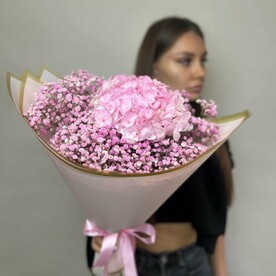 Букет с гортензией и гипсофилой