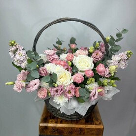 Корзина с кустовыми розами и эустомой