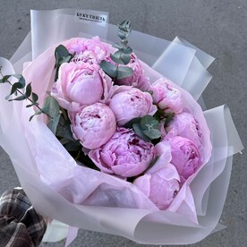 11 пионов с эвкалиптом