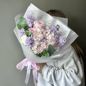 Букет с гортензией, маттиолой и пионовидными розами #021