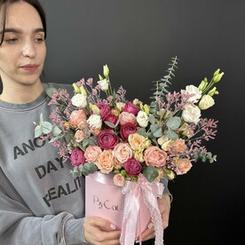 Кустовые розы в шляпной коробке