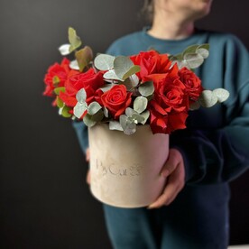 Красные розы в шляпной коробке