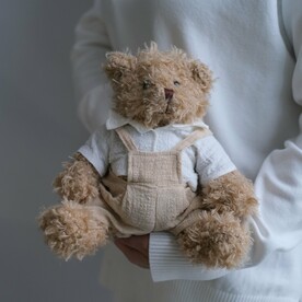 Игрушка магконабивная "Мишка в рубашке и комбинезоне", 22см