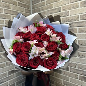 21 роза с альстромерия