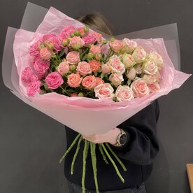Шикарный букет из микс пионовидных кустовых роз