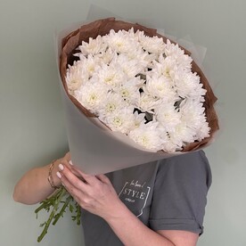 Махровый букет из хризантем
