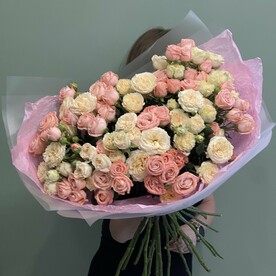 Роскошный букет из VIP пионовидных кустовых роз