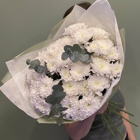 Букет из махровых хризантем с эвкалиптом