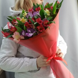 Букет с альстромерией