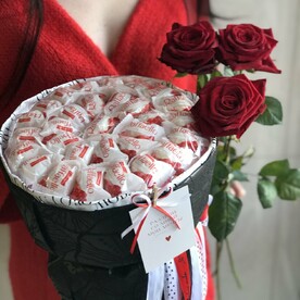 Подарочный набор розы 🌹 и сладкий букет из конфет «Raffaello”