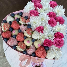 Сердце из клубники в шоколаде с цветами