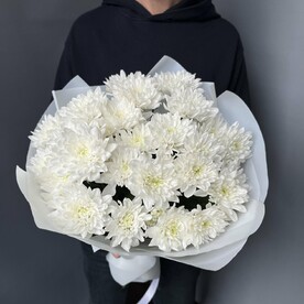 Нежный букет из белой кустовой хризантемы