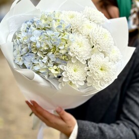 Букет голубая гортензия и белые пушистые хризантемы