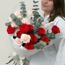 Гвоздика, Роза красная, Эвкалипт, Авторская упаковка