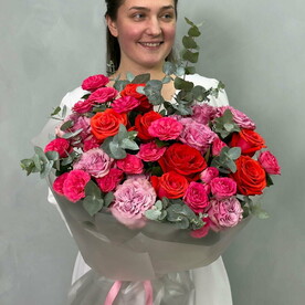 Эвкалипт, Роза красная, Роза пионовидная одноголовая, Роза пионовидная кустовая, Авторская упаковка