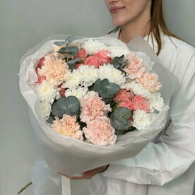 Хризантема кустовая, Гвоздика, Роза пионовидная кустовая, Эвкалипт, Авторская упаковка