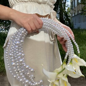 Свадебный букет из бусин и искусственных калл