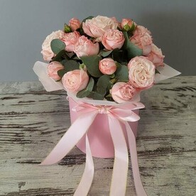 Кустовые розы в коробке