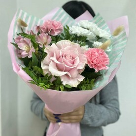 Лагурус, Диантус, Роза французская, Хризантема кустовая, Альстромерия, Писташ, Тишью, Авторская упаковка
