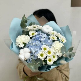 Авторский букет с голубой гортензией, сантини и хлопком