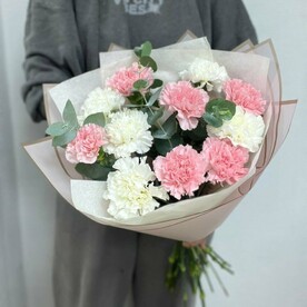 Букет из белых и розовых диантусов с эвкалиптом