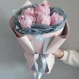 Букет из 5 розовых пионов