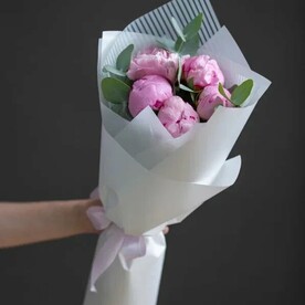 5 розовых пионов с эвкалиптом