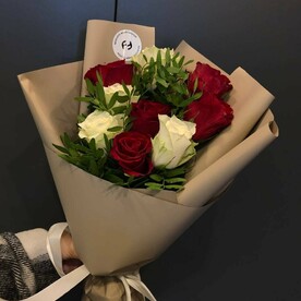 Букет из 9 роз микс с зеленью
