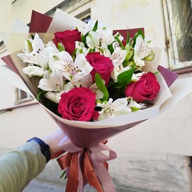 Букет из альстромерий и роз