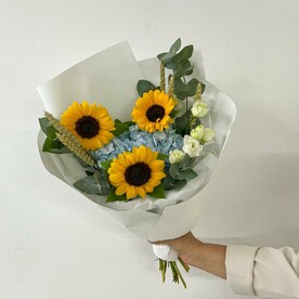 Букет из гортензия и подсолнухов