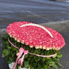 РОЗЫ В КОРЗИНЕ