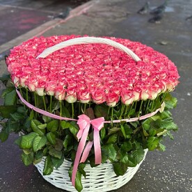 РОЗЫ В КОРЗИНЕ