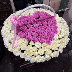 РОЗЫ В КОРЗИНЕ