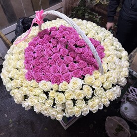 РОЗЫ В КОРЗИНЕ
