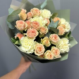 Солнечная рапсодия: кустовая роза и диантусы
