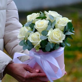 Белоснежка: розы в шляпной коробке 7 шт