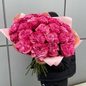 25 пионовидных роз