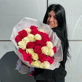 29 бело розовых роз