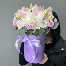 Хризантема кустовая, Лизиантус Эустома, Эвкалипт, Лагурус, Шляпная коробка