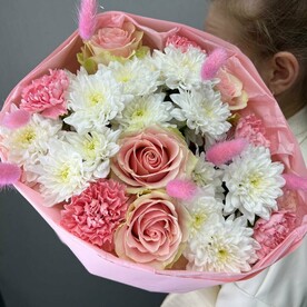 Хризантема с диантусом и розами