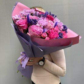 Букет из пионовидных роз, хризантемы и Вероники