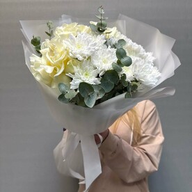 Роза французская, Хризантема кустовая, Эвкалипт, Пленка