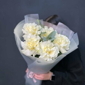 Букет из 5 белых объёмных вывернутых роз с эвкалиптом в упаковке