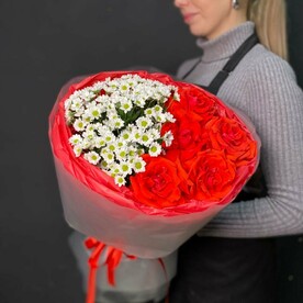 Букет из алых вывернутых Роз и хризантем Сантини
