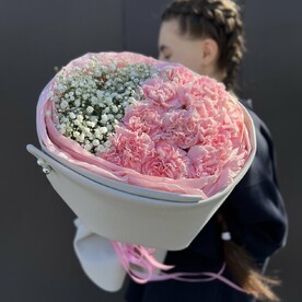 Стильный букет с 11 диантусами (гвоздикой) и гипсофилой