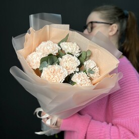 Персиковые диантусы с эвкалиптом