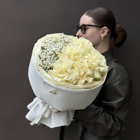 Стильный букет из крупных белых французских роз с гипсофилой