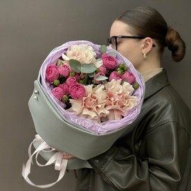 Стильный букет с французской и кустовой пионовидной розой