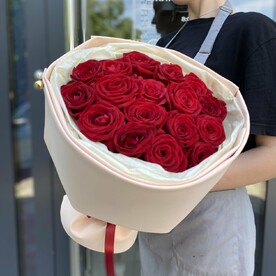 Эффектный букет из 17 красных местных роз