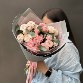 Стильный букет из кустовой розовой розы и эвкалипта
